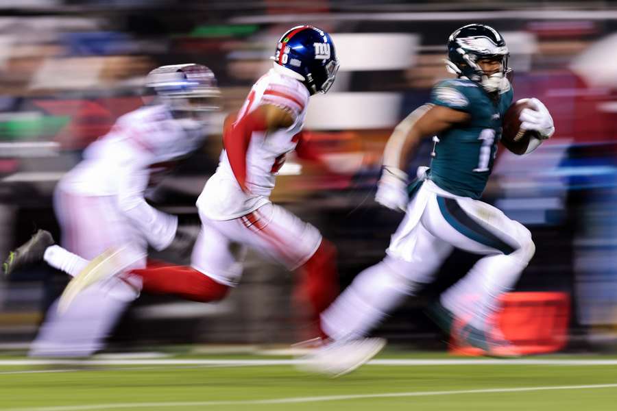Kenneth Gainwell, de los Philadelphia Eagles, corre con el balón mientras le persiguen dos jugadores de los Giants