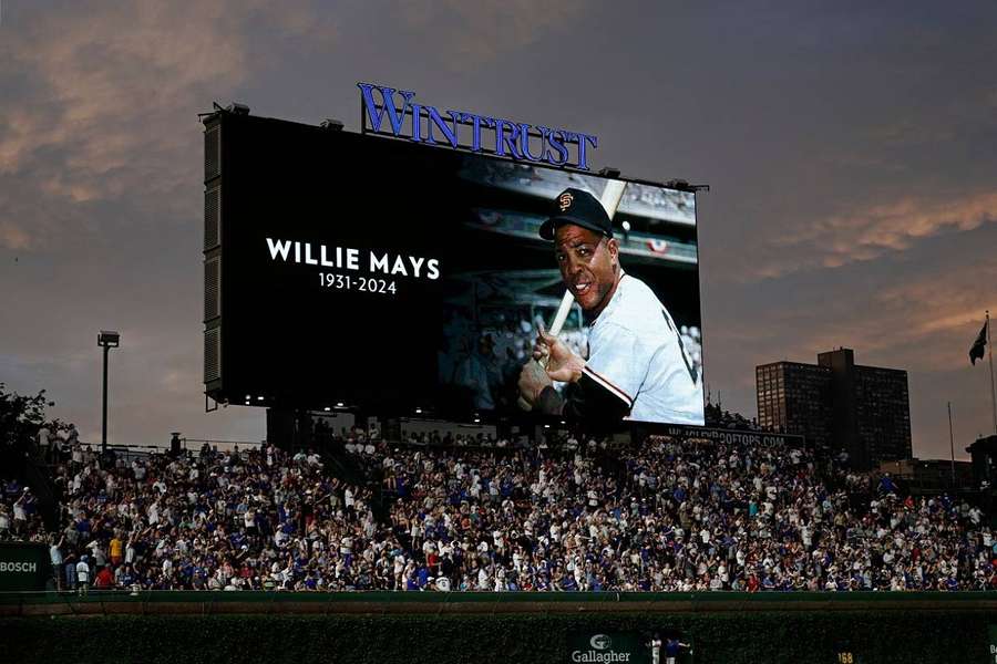 Willie Mays acclamé à Chicago la nuit dernière.