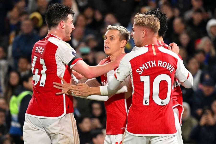 Arsenal bevarer status som ubesejret efter stort comeback