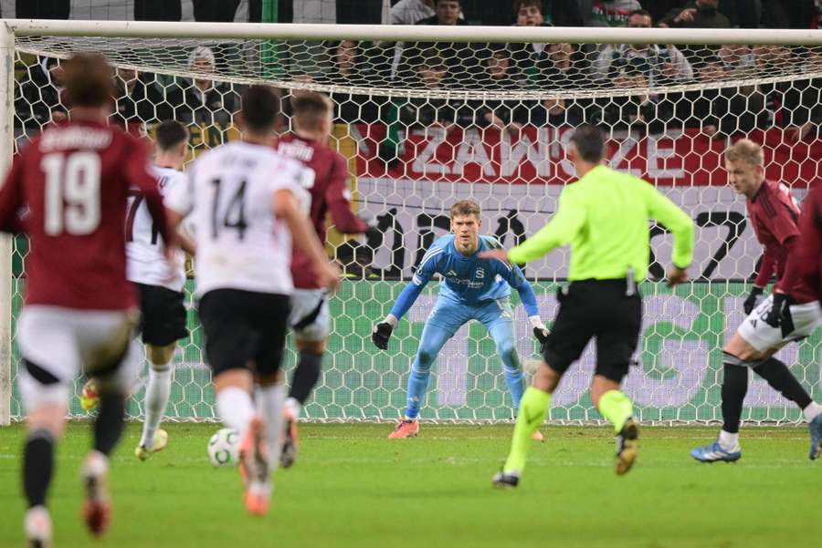 Brankář Peter Vindahl podržel svými zákroky Spartu.