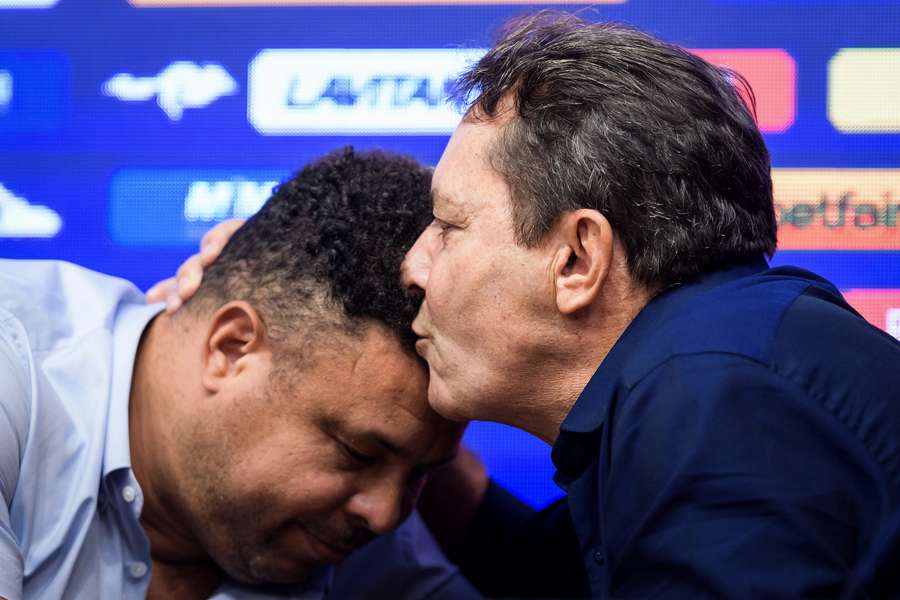 Ronaldo é beijado por Pedro Lourenço, empresário que assumiu a SAF do clube mineiro