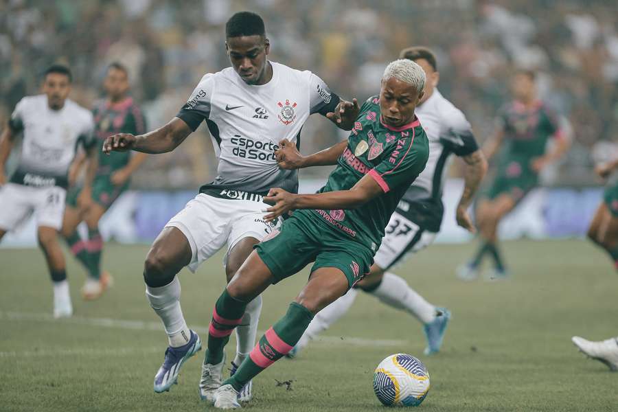 Flu e Timão fizeram primeiro tempo disputado no Maracanã