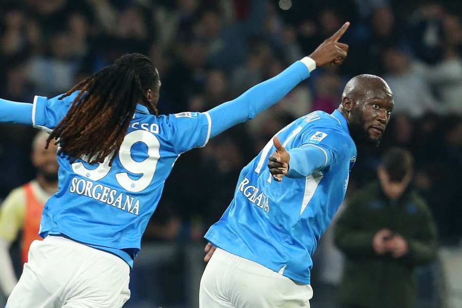 Lukaku celebra con Anguissa su gol de penalti