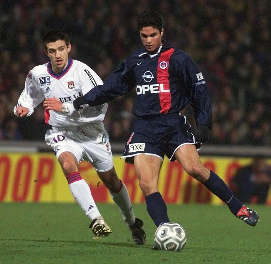Le Parisien Mikel Arteta au duel avec le Lyonnais Éric Carrière au stade de Gerland lors de la rencontre entre Lyon et le PSG comptant pour la 26e journée de Division 1, le 17 février 2002.