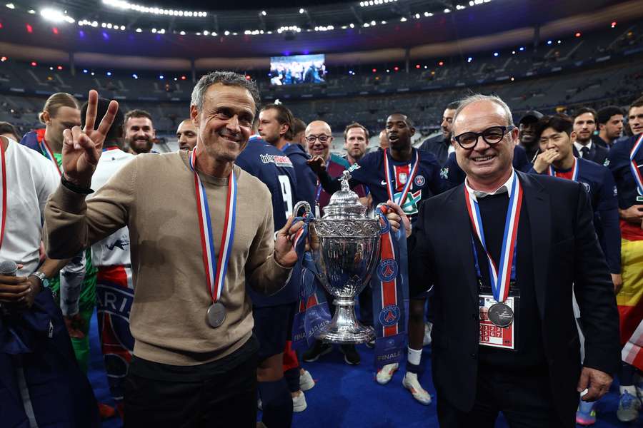 Luis Enrique a Luis Campos po výhře v Coupe de France. Luis Enrique a Luis Campos po výhře v Coupe de France.