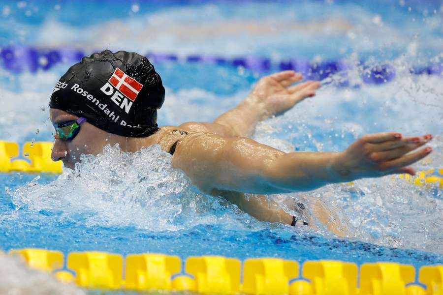 Flyvende svømmer sætter igen rekord og er klar til VM-finale: "Rekorder bliver man aldrig træt af"