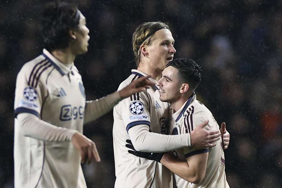 Kasper Dolberg, de Ajax, celebra el 1-1 ante Qarabag junto a Oscar Gloukh Kasper Dolberg, de Ajax, celebra el 1-1 ante Qarabag junto a Oscar Gloukh