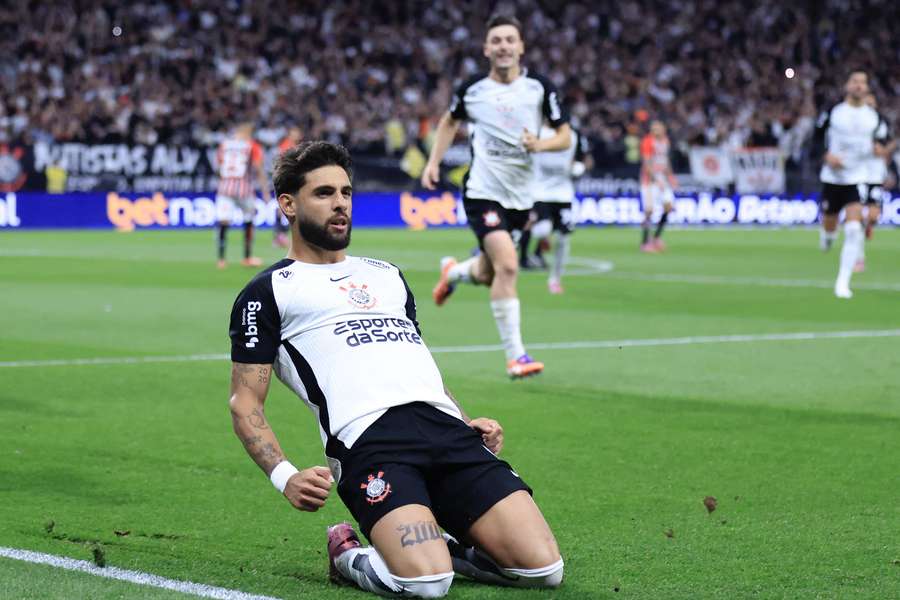 Yuri Alberto, de pênalti, abriu o placar em Itaquera