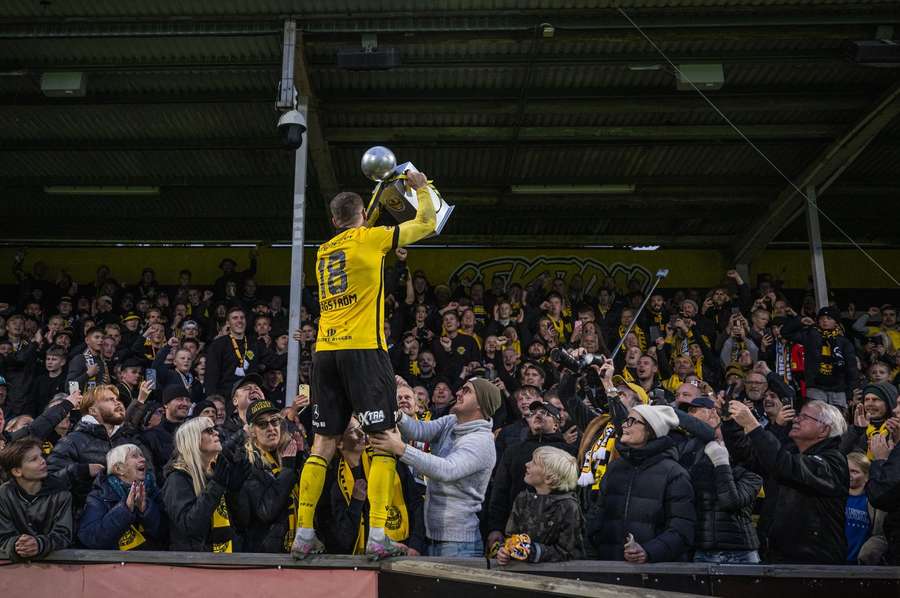 Jacob Bergstrom celebrates with a makeshift Allsvenskan trophy Jacob Bergstrom celebrates with a makeshift Allsvenskan trophy