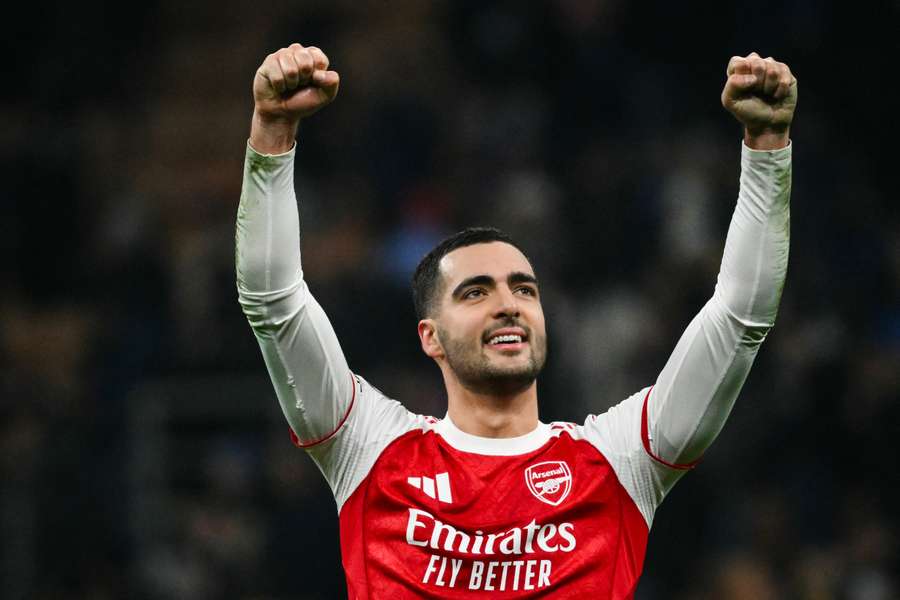 Mikel Merino festeja a vitória do Arsenal na Liga dos Campeões sobre o Inter no Giuseppe Meazza