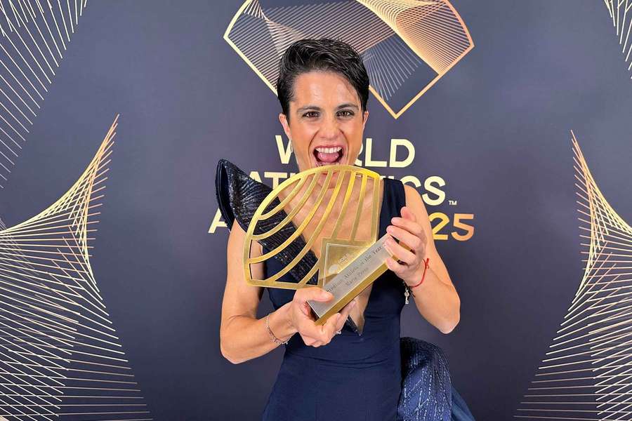 María Pérez, con su trofeo de 'Mejor Atleta del Año Fuera del Estadio'