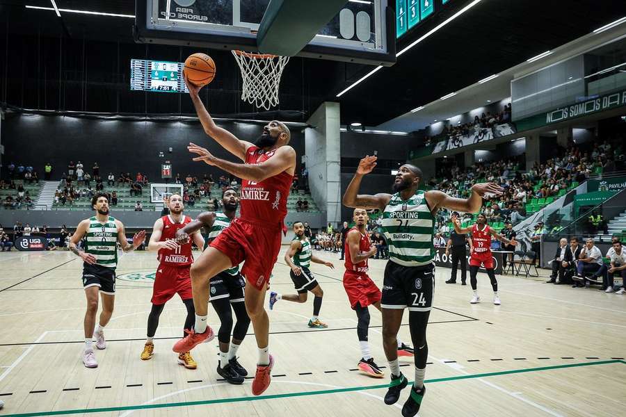 Benfica venceu dérbi com o Sporting por 66-103
