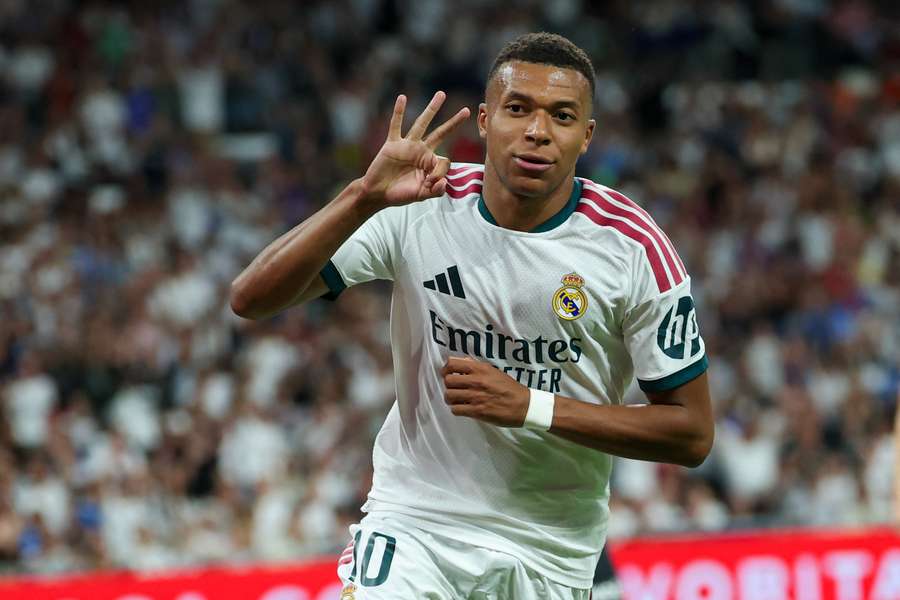 Kyliam Mbappé apontou três dos quatro golos dos "merengues" na receção à Real Sociedad (4-1) Kyliam Mbappé apontou três dos quatro golos dos "merengues" na receção à Real Sociedad (4-1)