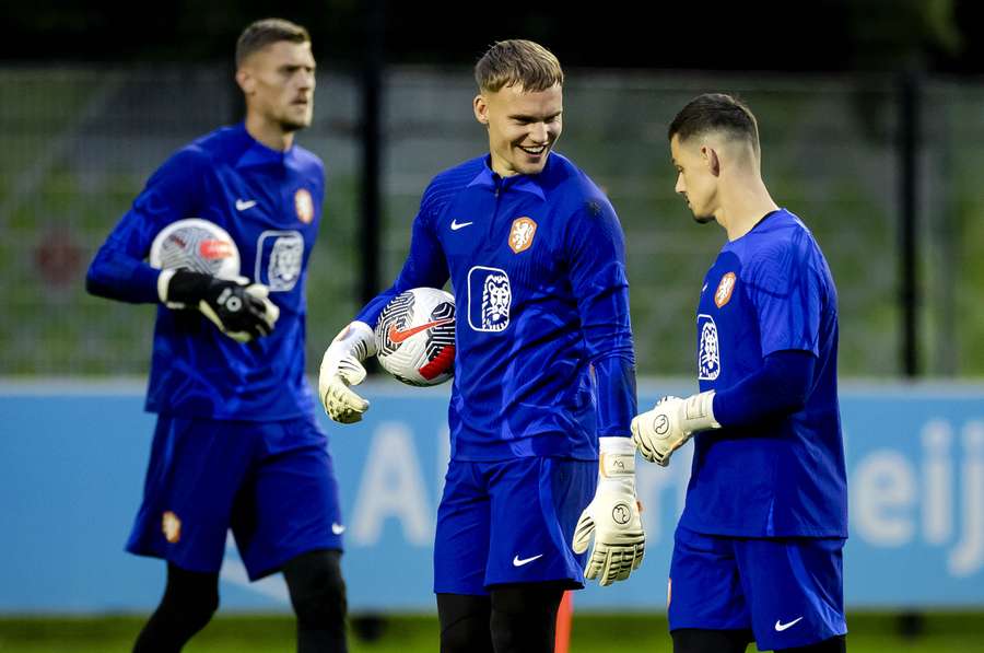 Bart Verbruggen tijdens een trainingssessie met de andere Oranje-keepers op 9 oktober