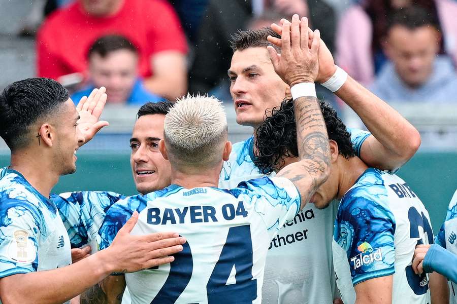 Schick (Zweiter von r.) erlöste Bayer mit dem 1:0 kurz vor der Pause