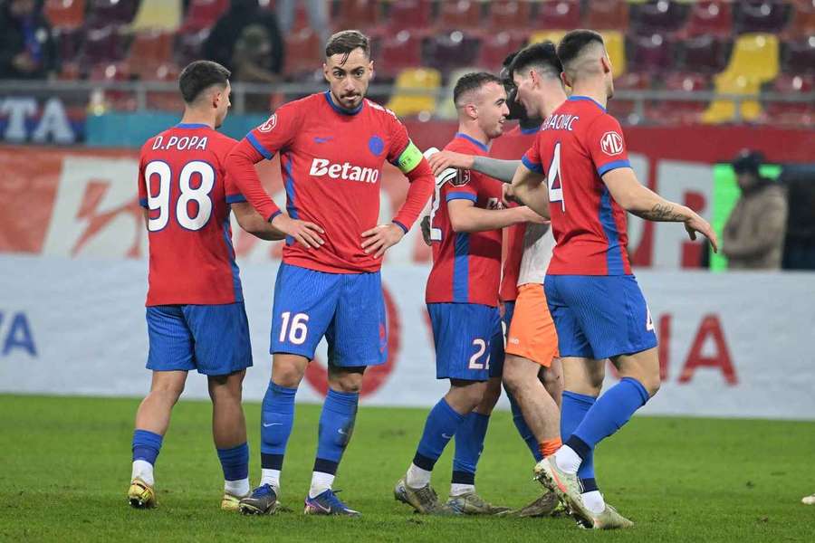 Mihai Lixandru printre coechipierii de la FCSB Mihai Lixandru printre coechipierii de la FCSB