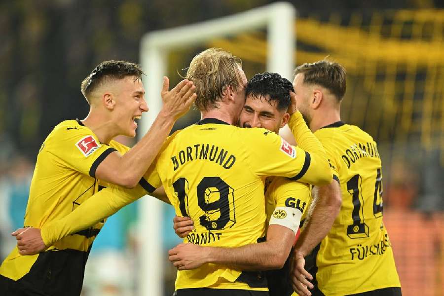 I giocatori del Dortmund festeggiano l'apertura di Brandt