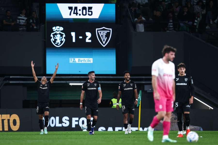 Os festejos de João Guilherme depois do bis em Alvalade