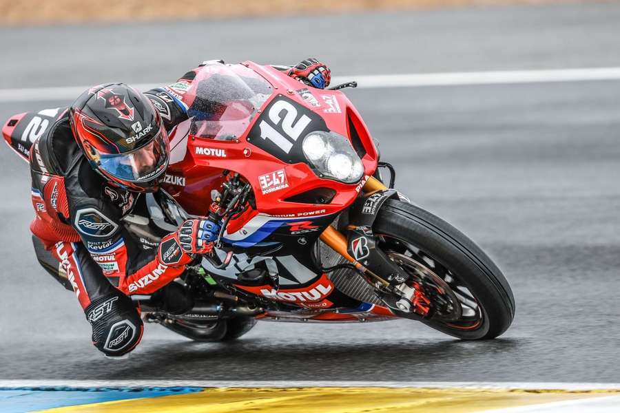 Sylvain Guintoli à bord de la Suzuki numéro 12.