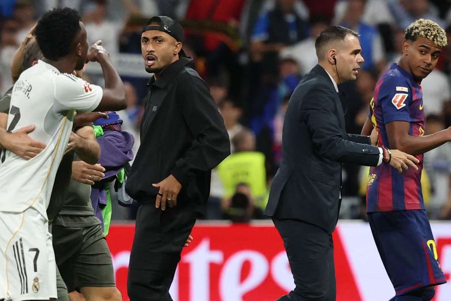 Vini Jr. se desentendeu com Lamine Yamal em Real x Barça Vini Jr. se desentendeu com Lamine Yamal em Real x Barça