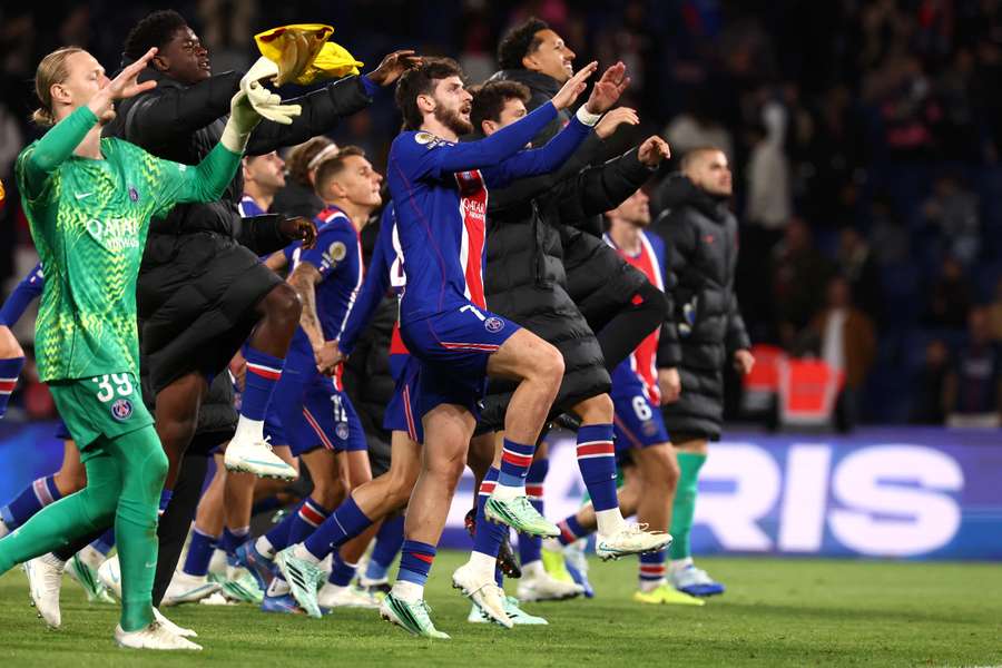 Il PSG festeggia con i tifosi
