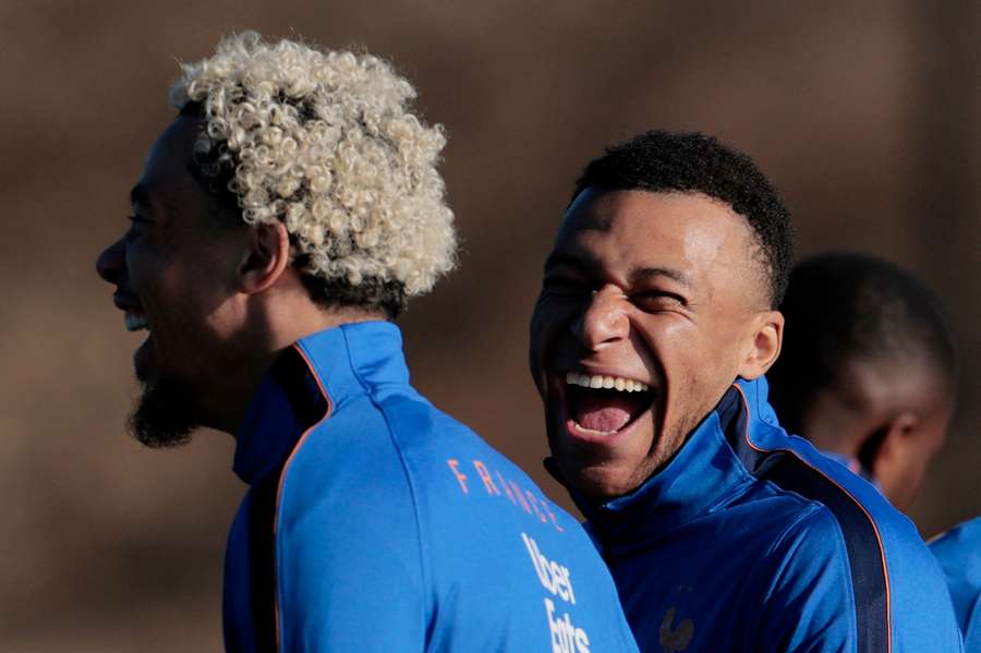 Mbappé (l.) hat sein Lachen nicht verloren