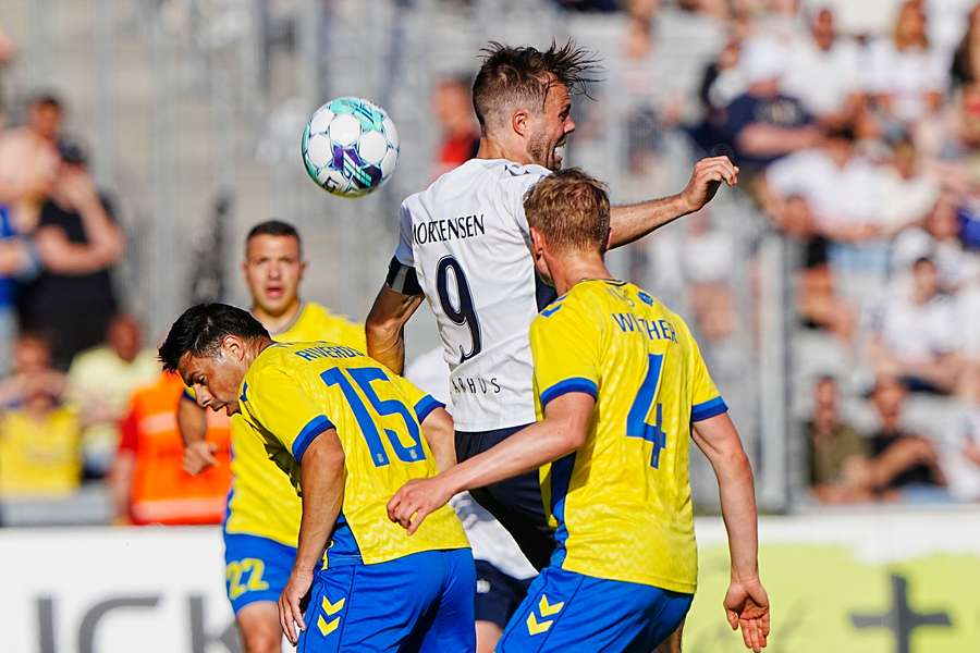 Fra 0-3 til 3-3 med en mand i undertal: AGF sikrer sig bronze med vanvittigt comeback mod Brøndby
