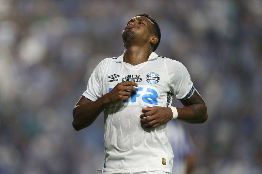 Grêmio virou mas provou do próprio veneno em Maceió