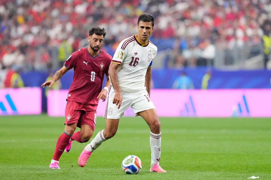 Rodri Hernández, ante Bruno Fernandes en el Portugal-España Rodri Hernández, ante Bruno Fernandes en el Portugal-España