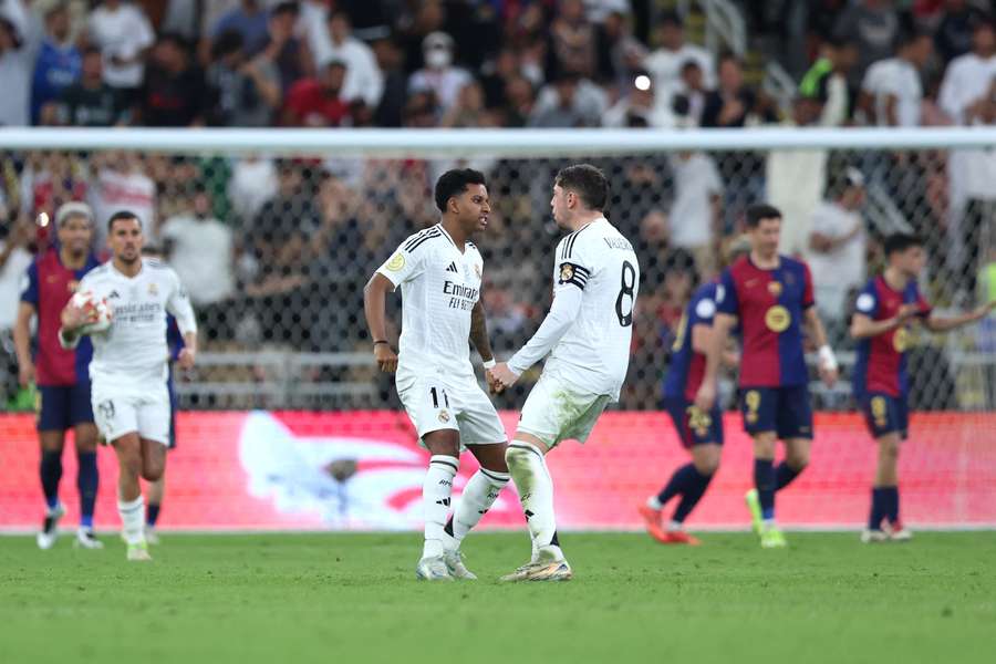 Rodrygo fez o segundo do Real em derrota para o Barcelona