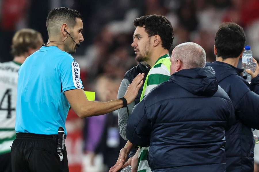 Pedro Gonçalves foi titular no dérbi com o Benfica
