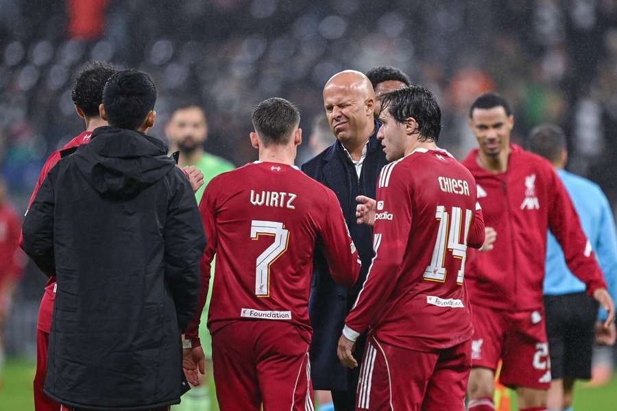 Výraz ve tváři kouče Liverpoolu Arneho Slota směrem k Florianu Wirtzovi hovoří jasně: Není to ono... Výraz ve tváři kouče Liverpoolu Arneho Slota směrem k Florianu Wirtzovi hovoří jasně: Není to ono...