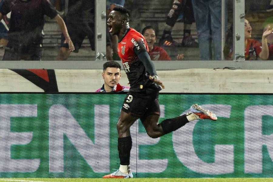 Viveros definiu o jogo nos acréscimos