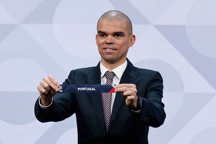 Pepe com o papel do sorteio de Portugal Pepe com o papel do sorteio de Portugal