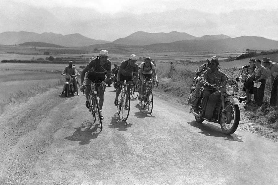 Da sinistra, Gino Bartali, il francese Jacques Marinelli e l'olandese Jan Nolten durante la 21esima tappa del Tour de France del 1952