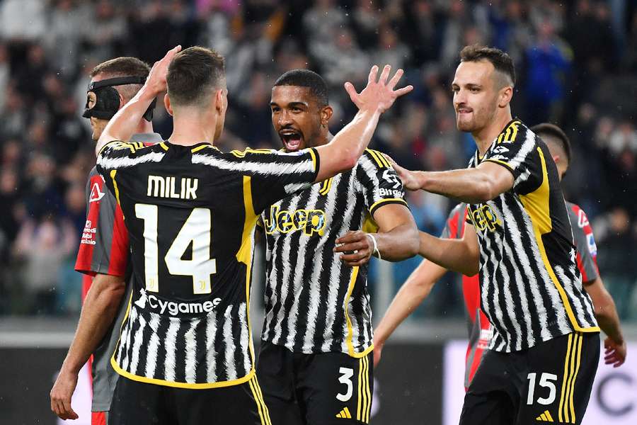 Zawodnicy Juventusu świętują zdobycie drugiej bramki