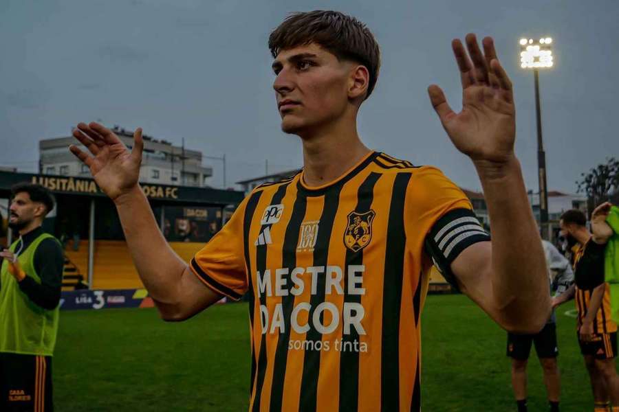 Bruno Faria, defesa de 20 anos do Lusitânia Lourosa