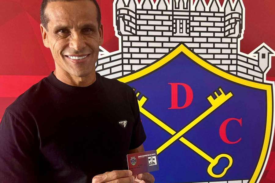 Rivaldo con su carné de socio del Chaves