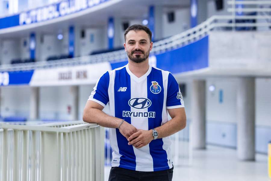 Óscar Santos oficializado no FC Porto Óscar Santos oficializado no FC Porto