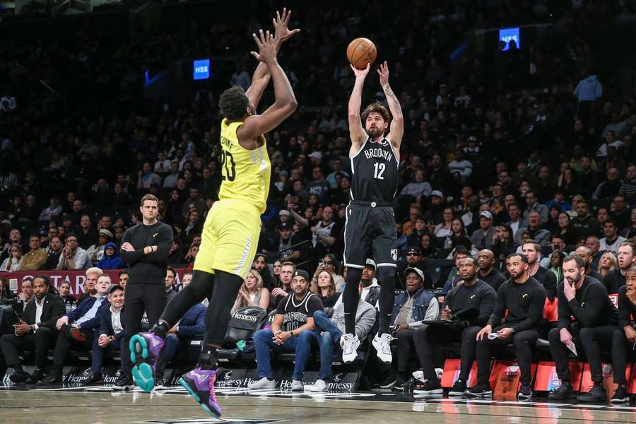 Diváci v Barclays Center sa tešili z výhry domácich.