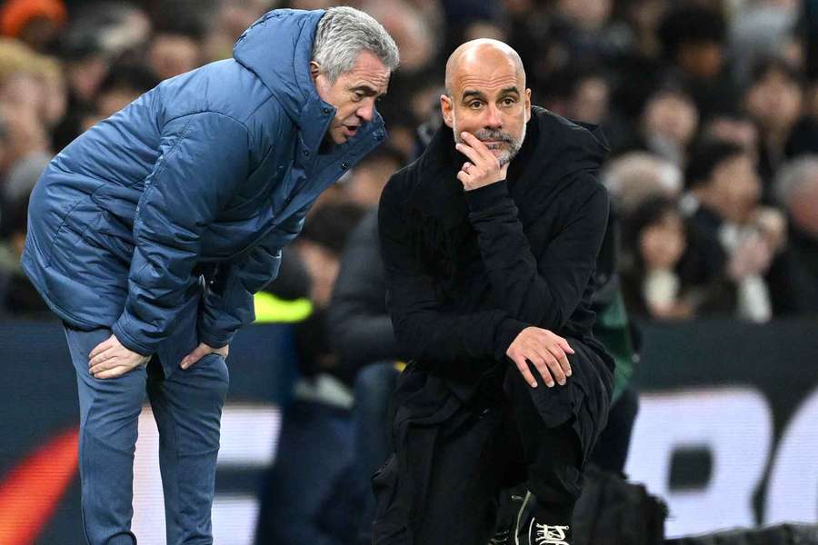Pep Guardiola avec son adjoint Juanma Lillo lors du match face à Tottenham mercredi.