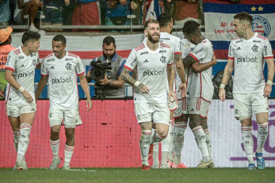 De la Cruz e Bruno Henrique celebram gol que determinou a vitória do Rubro-Negro 