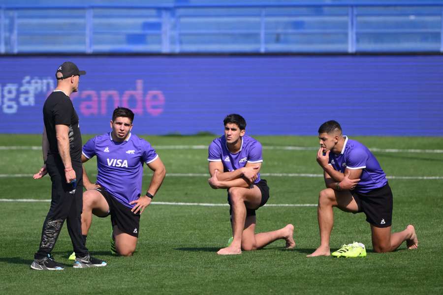 Felipe Contepomi speaks to his troops during a Pumas training session.