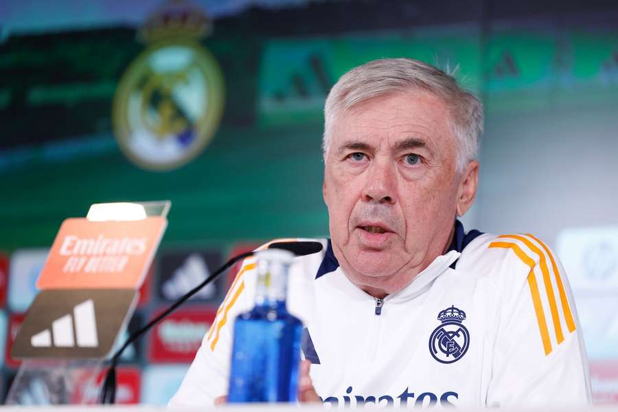 Ancelotti tijdens de persconferentie van maandagmiddag