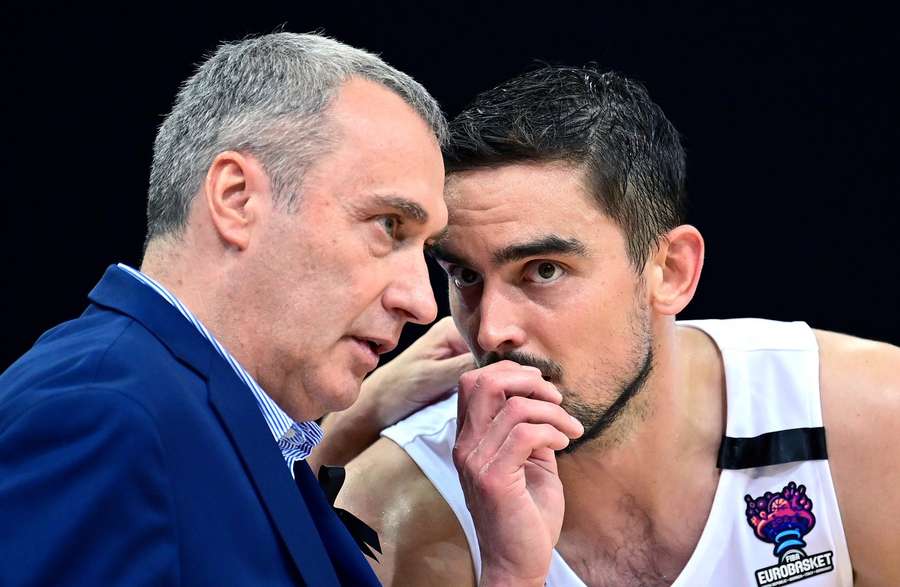 Ronen Ginsburg (vlevo) v konverzaci s reprezentantem Tomášem Satoranským. Ronen Ginsburg (vlevo) v konverzaci s reprezentantem Tomášem Satoranským.