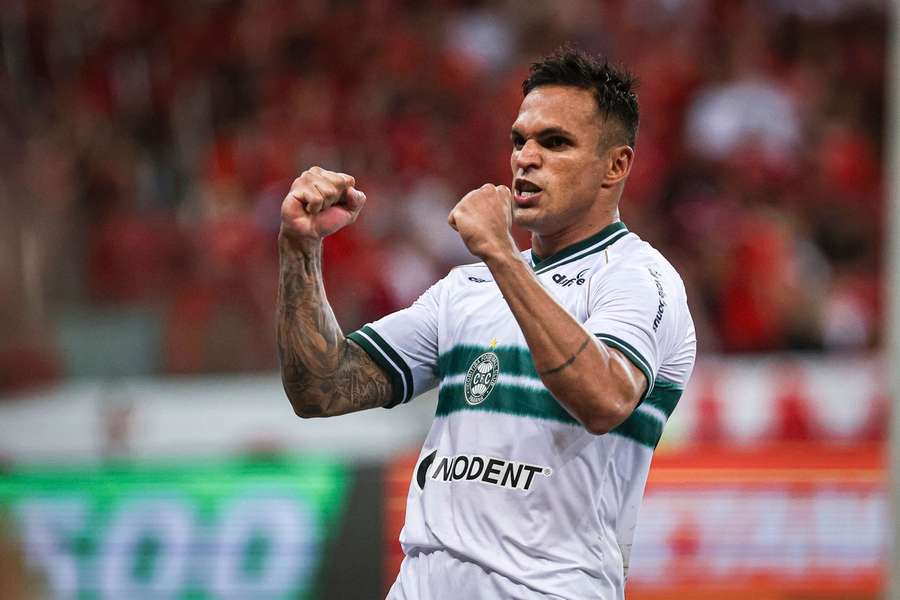 Robson comemora um dos seus gols no Beira Rio