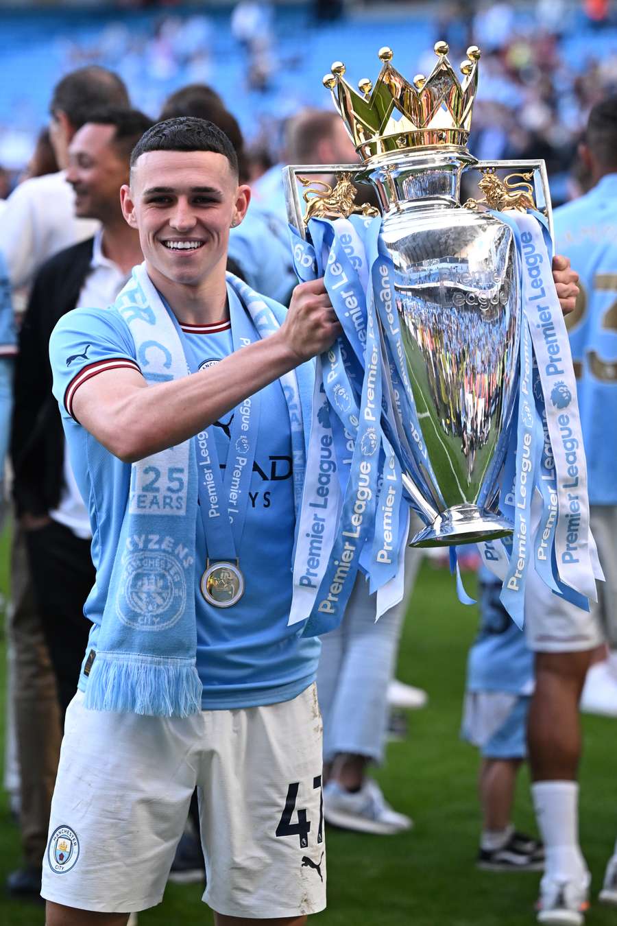 O meio-campista inglês Phil Foden, do Manchester City, posa com o troféu da Premier League