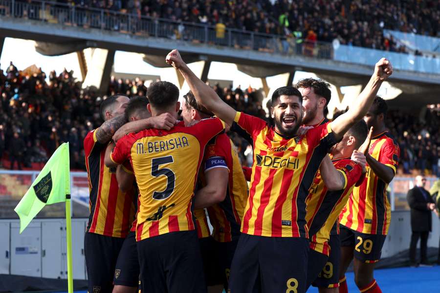 I giocatori del Lecce festeggiano il gol del 2-1 contro il Monza