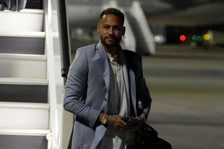 L'arrivée de Neymar et de son équipe saluée par une foule bigarrée