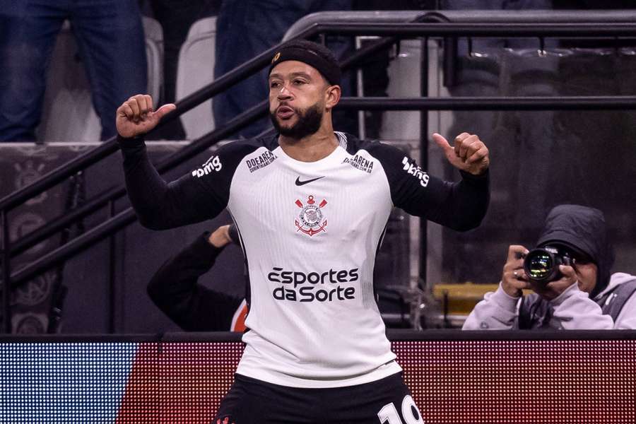 Depay a marqué pour la première fois dans un derby de São Paulo Depay a marqué pour la première fois dans un derby de São Paulo